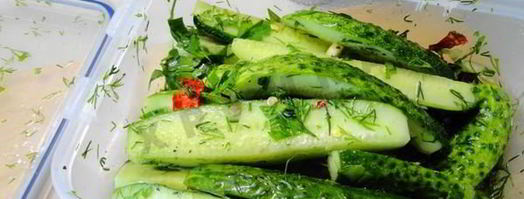 быстромаринованные огурцы в контейнере. Шаг 4