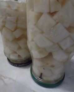 Маринованный корень сельдерея