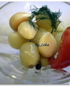 Маринованный лук с чесноком