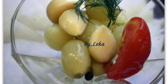 Маринованный лук с чесноком