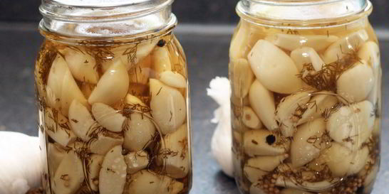 Маринованные зубчики чеснока