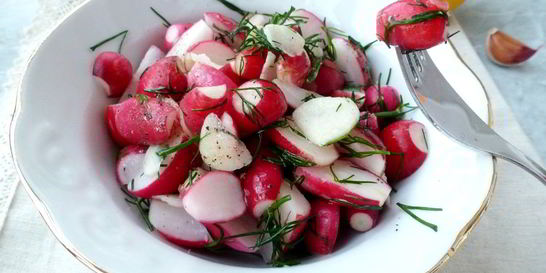 Редис, маринованный с имбирем и чесноком