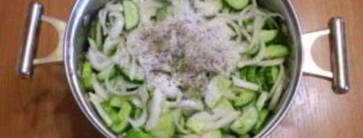 огурчики с луком на зиму. Шаг 4