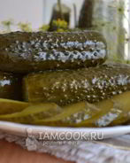 Малосольные огурцы в банке