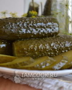 Малосольные огурцы в банке