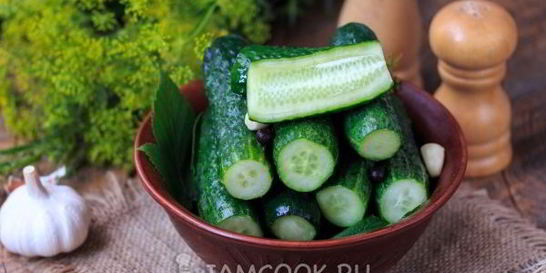 Малосольные огурцы в кастрюле