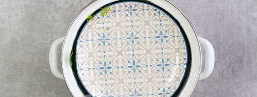 малосольные огурцы в кастрюле. Шаг 12