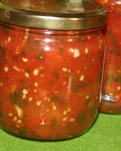 Томаты с кинзой на зиму