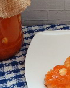 Абрикосовое варенье с ядрами косточек