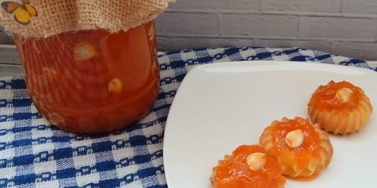 Абрикосовое варенье с ядрами косточек