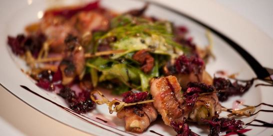 Инжир в беконе с вареньем из лепестков роз