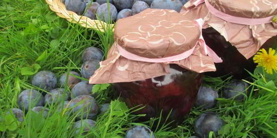 Сливовое варенье с пряностями в вине