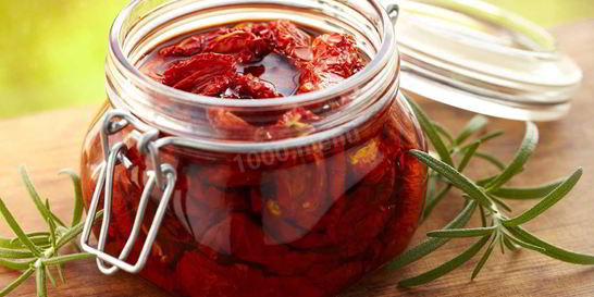 Вяленые помидоры в масле с чесноком