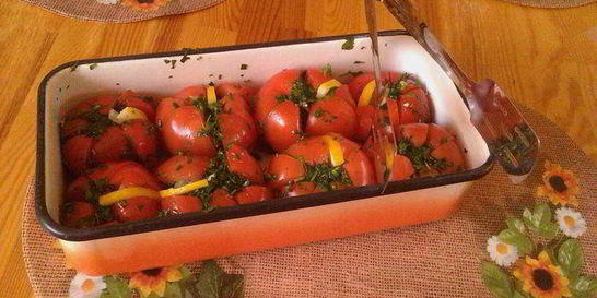 Ароматные помидоры с зеленью