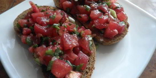 Брускетта с помидорами