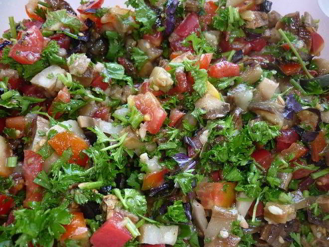 Рецепт буйства цвета с печеными баклажанами