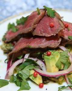 Бутерброд из цукини с говядиной и авокадо