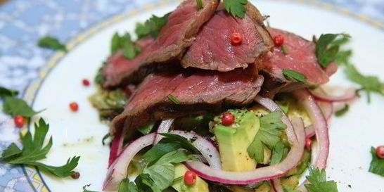 Бутерброд из цукини с говядиной и авокадо