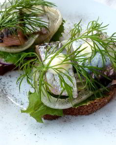 Бутерброд с соленой селедкой и редисом