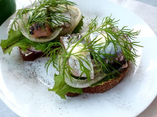 Рецепт бутерброда с соленой селедкой и редисом