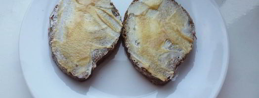 бутерброд с соленой селедкой и редисом. Шаг 3