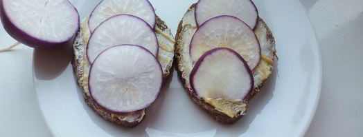 бутерброд с соленой селедкой и редисом. Шаг 4