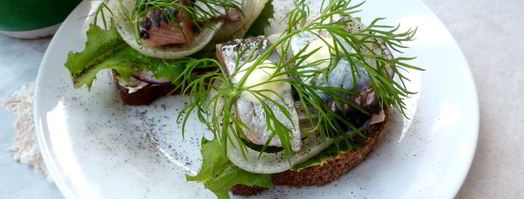 бутерброд с соленой селедкой и редисом. Шаг 7