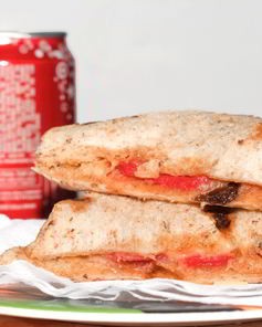 Бутерброд с сыром и колбасой в микроволновке