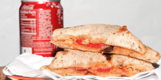 Бутерброд с сыром и колбасой в микроволновке