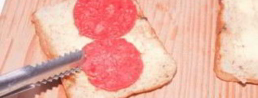 бутерброд с сыром и колбасой в микроволновке. Шаг 2