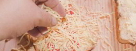 бутерброд с сыром и колбасой в микроволновке. Шаг 3