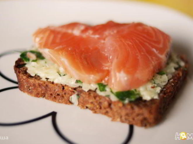 Рецепт бутерброда с сыром, зеленью и красной рыбой