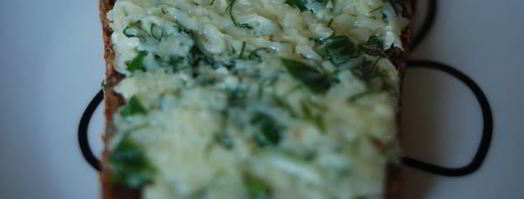 бутерброд с сыром, зеленью и красной рыбой. Шаг 4