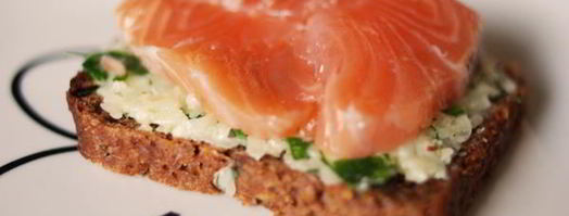 бутерброд с сыром, зеленью и красной рыбой. Шаг 5