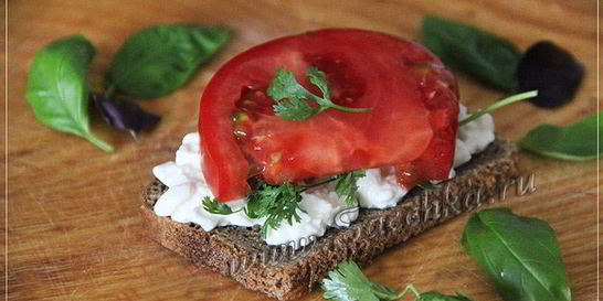Бутерброд с творогом и помидорами
