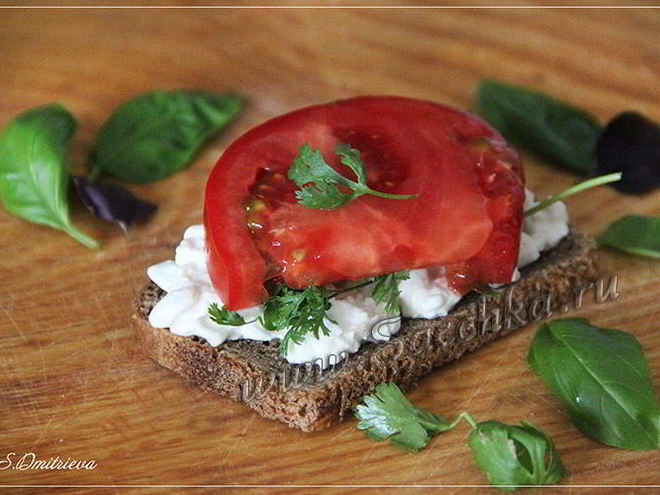 Рецепт бутерброда с творогом и помидорами