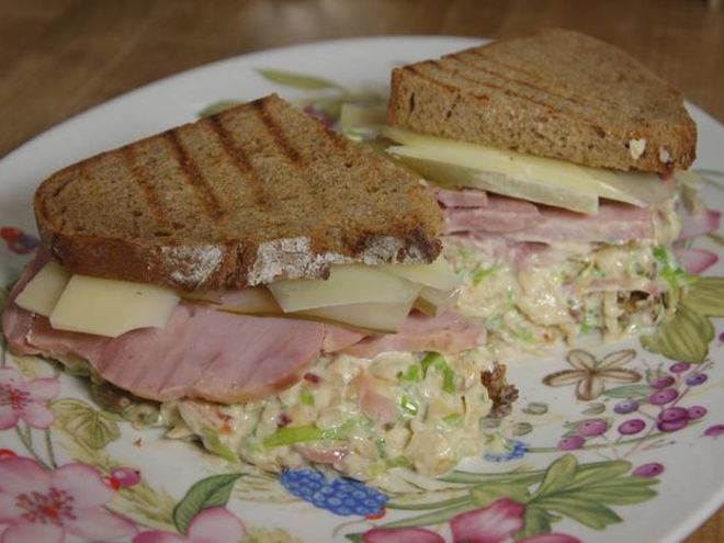 Рецепт бутерброда с ветчиной, квашеной капустой, яблоками и сыром