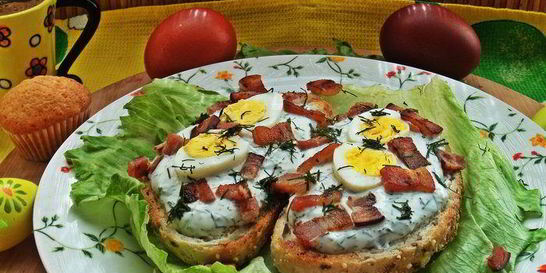 Бутерброд с яйцом и беконом