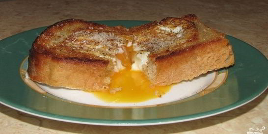 Бутерброд с яйцом на сковороде