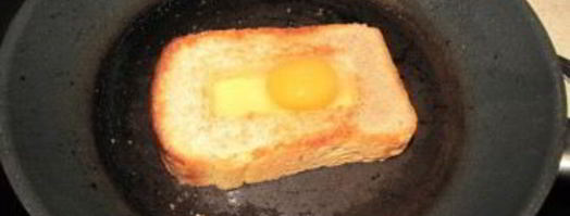 бутерброд с яйцом на сковороде. Шаг 3