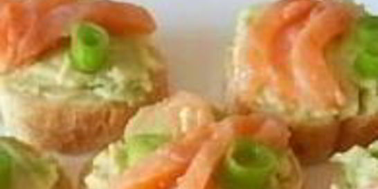 Бутерброды с авокадо и форелью