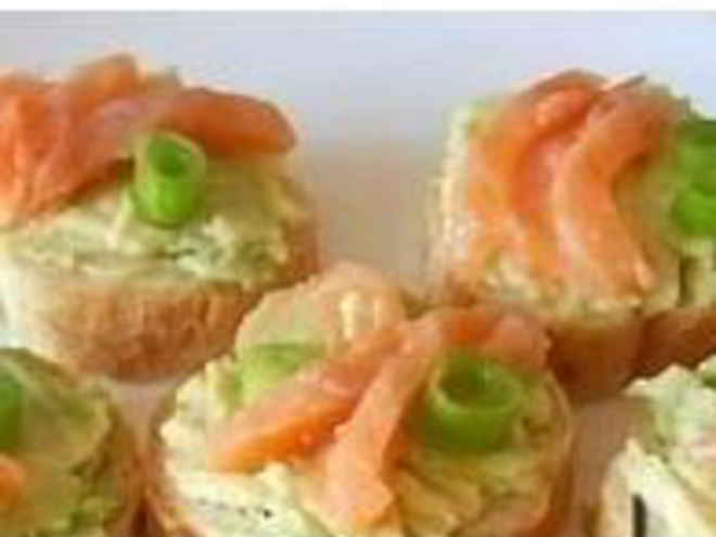 Рецепт бутербродов с авокадо и форелью