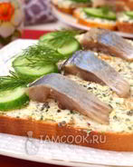 Бутерброды с икрой из водорослей и сельдью