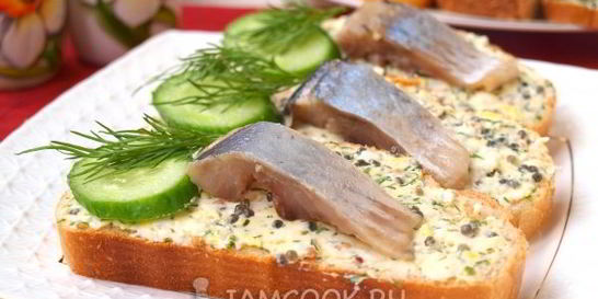 Бутерброды с икрой из водорослей и сельдью