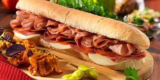 Бутерброды с колбасой и помидорами