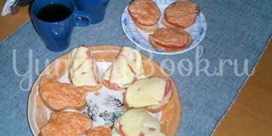 Бутерброды с колбасой, сыром и помидорами