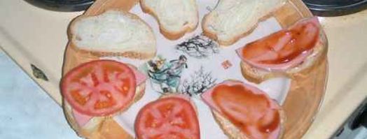 бутерброды с колбасой, сыром и помидорами. Шаг 14