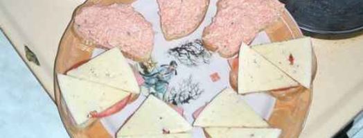 бутерброды с колбасой, сыром и помидорами. Шаг 16