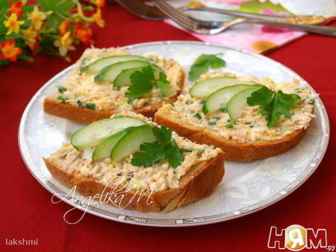 Рецепт бутербродов с консервированной горбушей и сыром