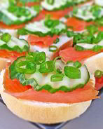 Бутерброды с красной рыбой и огурцом